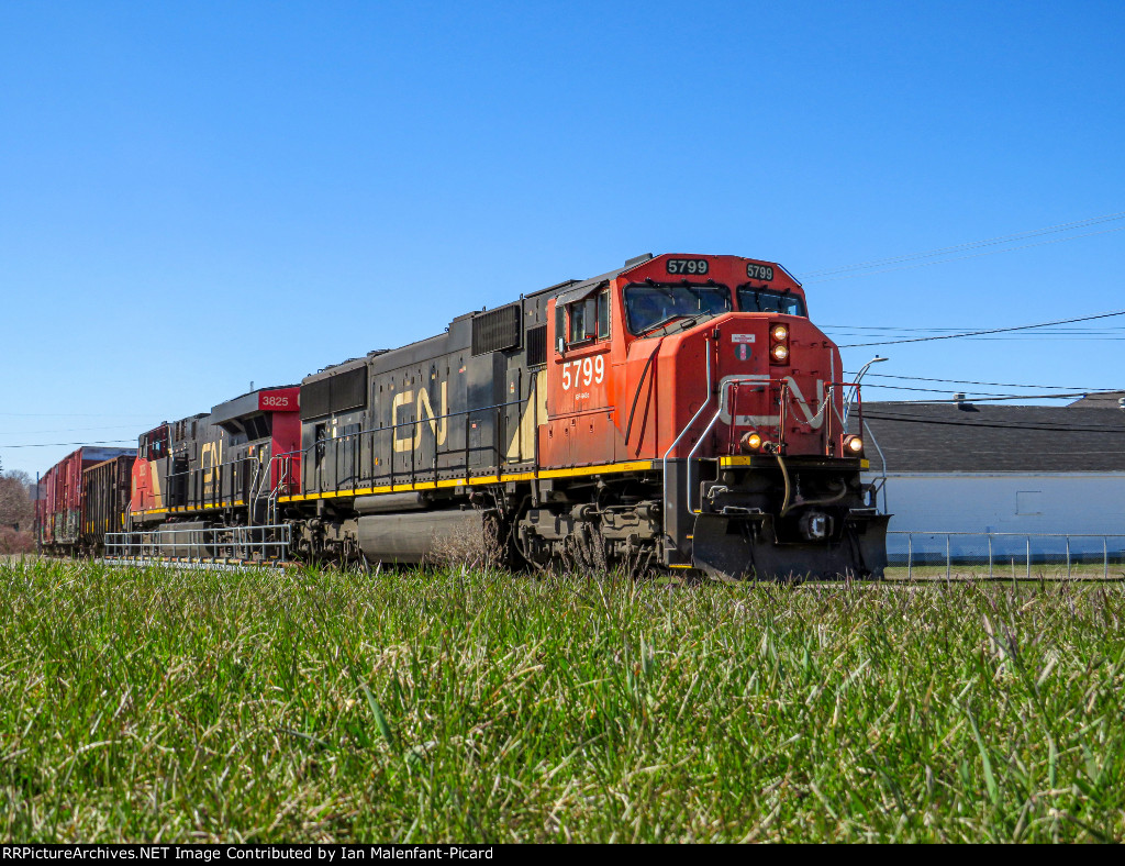 CN 5799 leads 402 at MP124.55